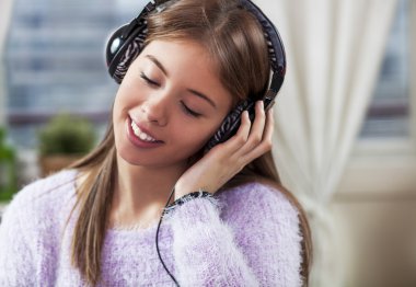 Sevimli genç kız onun müzik keyfi