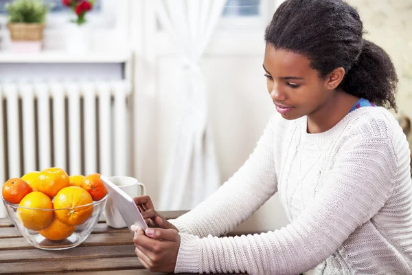 Süße junge afrikanische Mädchen auf dem Tablet — Stockfoto