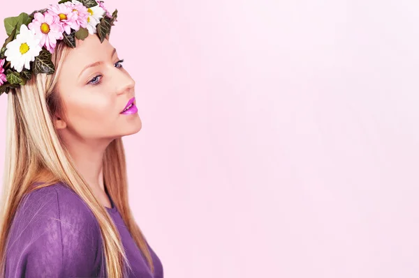 Hermosa chica con corona de flores en el pelo — Foto de Stock