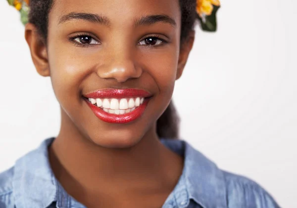 Mooi meisje met krans van bloemen in haar — Stockfoto