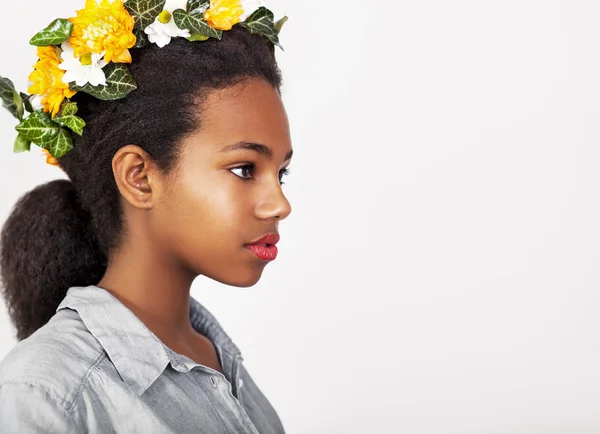 Menina bonita com coroa de flores em seu cabelo — Fotografia de Stock