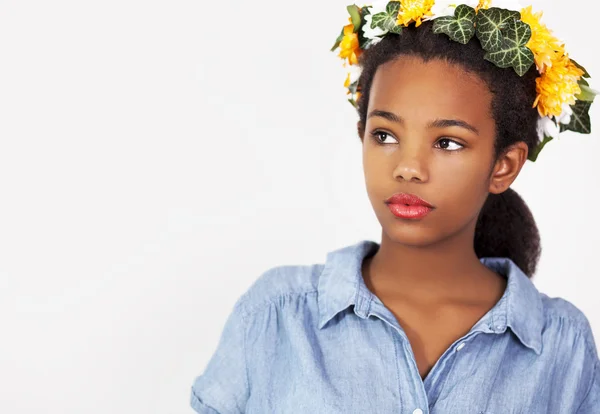 Schönes Mädchen mit einem Blumenkranz im Haar — Stockfoto