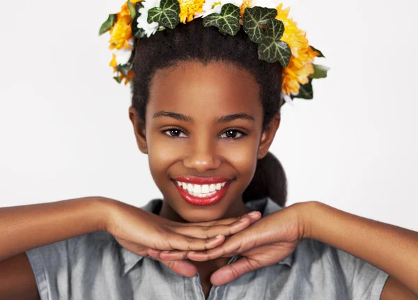 Mooi meisje met krans van bloemen in haar — Stockfoto