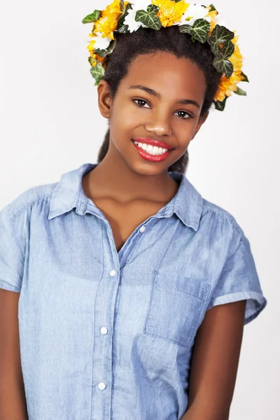 Vacker flicka med krans av blommor i håret — Stockfoto