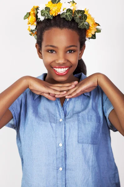 Menina bonita com coroa de flores em seu cabelo — Fotografia de Stock