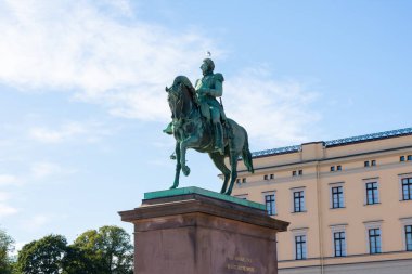 Oslo, Norveç, 20 Eylül 2019: Norveç, Norveç 'teki Kraliyet Sarayı' nın yakınlarındaki Martı ile birlikte Kral XIV. Carl Johan 'ın Binicilik Heykeli. Heykel üzerindeki martı.
