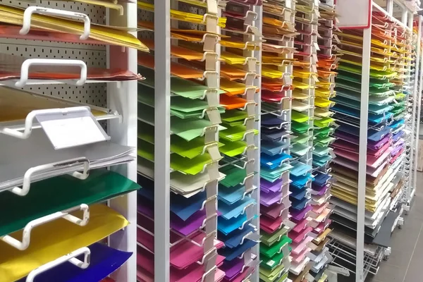 Mağazada tasarım ve sanat için bir sürü renkli boş kağıt var. Dükkanda okul, kolej ve üniversite araçları olarak çok renkli çarşaf grubu. 