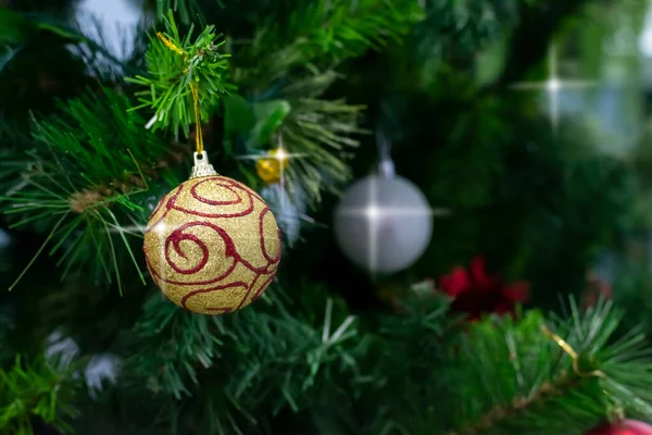 Větvích Vánočního Stromku Visí Barevné Lesklé Koule Věnce Stuhy Zdobené — Stock fotografie