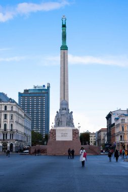 Riga, Letonya - Eylül 2019: Letonya 'nın özgürlük, bağımsızlık ve egemenliğinin sembolü olarak Letonya' nın Riga kasabasındaki Özgürlük Anıtı