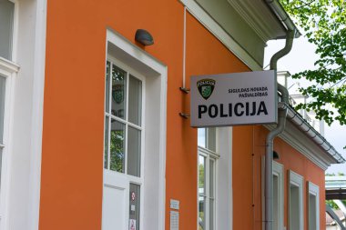 Riga; Letonya; Eylül; 18; 2019: Riga polis departmanının gri tabelalı ve 