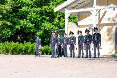 Oslo, Norveç - 21 Eylül 2019: Norveç Kraliyet muhafızları Norveç 'in Oslo şehrinde sıra halinde duruyorlar. Nöbet değişimi töreni..