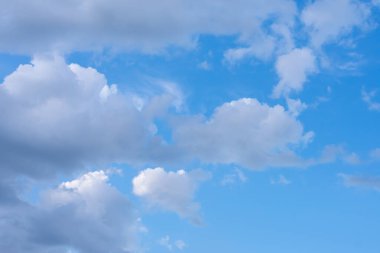 Bir sürü beyaz kabarık bulutlu mavi yaz gökyüzü. Bulutlu güneş ışığından yapılmış doğal arkaplan. 