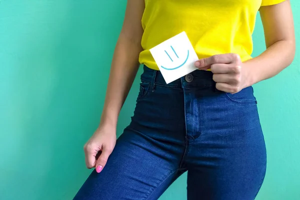 Girl Holds Little Piece Paper Note Happy Emoji Concept Healthy — Stock Photo, Image