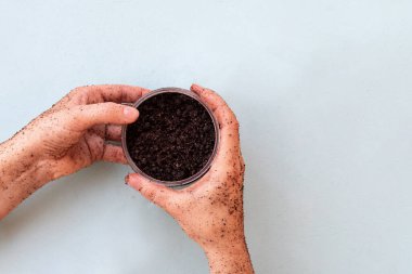 Kavanoz manzarası, kavrulmuş kahve çekirdeği fırçası ve naneli deniz tuzu ve fotokopi alanı. Deri dökülmesi için yuvarlak kavanoza fırçalama.