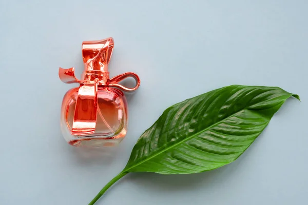 Frasco Vidro Cor Vermelha Água Perfume Com Reflexões Sobre Fundo — Fotografia de Stock