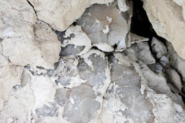 Taşın içindeki mineral. Cilalanmamış kuvars kazı ya da depozito. Kireç taşında madencilik yapan yarı değerli taşlar.