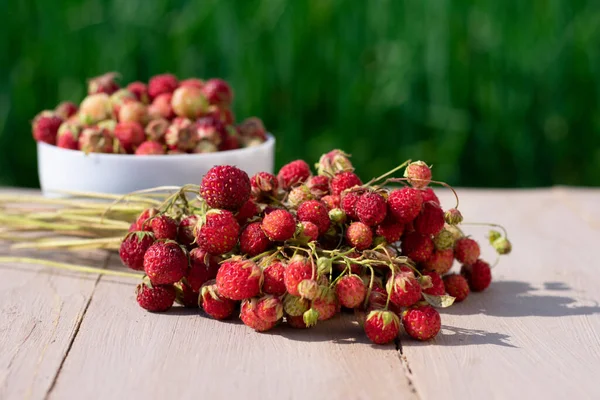 Composición Con Fresas Maduras Rojas Silvestres Tallos Tazón Blanco Mesa —  Fotos de Stock