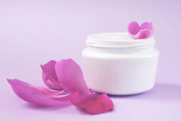 Container White Moisturizing Cream Skin Care Peony Extract Petals Pink — Stock Photo, Image