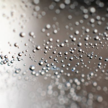 Gradyan ve makro küçük yuvarlak su damlaları ile soyut arkaplan Bokeh efektli bulanık arkaplan. Hassas ipliklerle piderweb. Kare biçimi