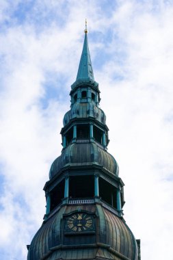 Riga, Letonya - Eylül 2019: St. Peter Kilisesi Letonya 'nın başkenti Riga' da bir Lüteryen kilisesi.