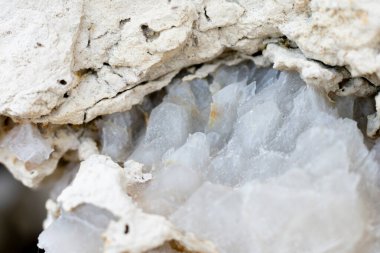 Taşın içindeki mineral. Cilalanmamış kuvars kazı ya da depozito. Kireç taşında madencilik yapan yarı değerli taşlar.