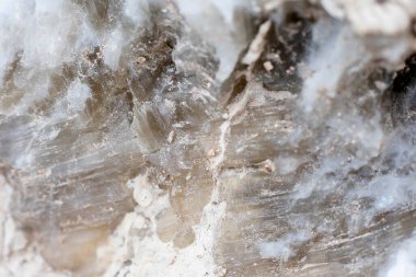 Taşın içindeki mineral. Cilalanmamış kuvars kazı ya da depozito. Yarı değerli taşlar madenciliği