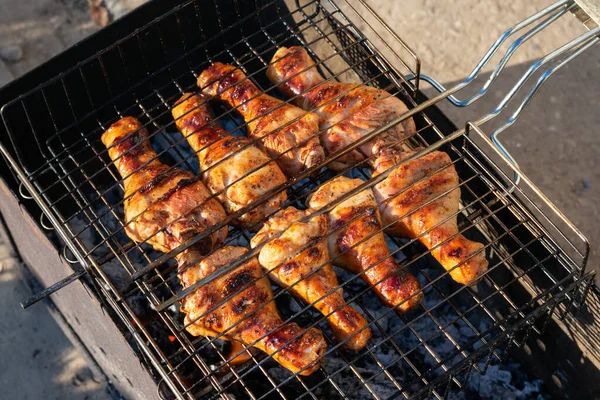 Gegrilltes Hühnerfleisch Hühnerkeulen Auf Grillrost Draußen Kochen — Stockfoto