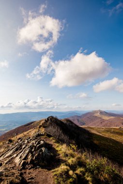 Polonya 'nın Bieszczady Dağları' nda sonbahar. Yürüyüş yolu, mavi gökyüzü.