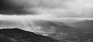 Polonya 'nın Bieszczady Dağları' nda sonbahar. Mavi gökyüzü, yol gezisi.