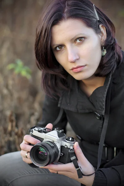 Menina fotorepórter com câmera vintage — Fotografia de Stock