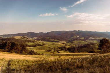 Uzak Tatra manzaralı Pieniny dağlarının yaz manzaraları, altın saat yürüyüş manzarası