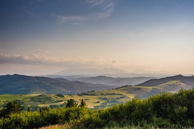 Uzak Tatra manzaralı Pieniny dağlarının yaz manzaraları, altın saat yürüyüş manzarası