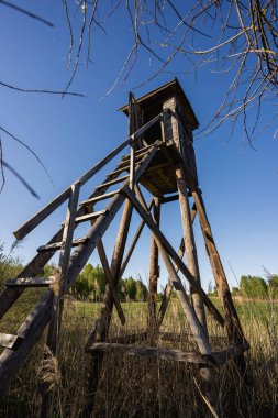 Ormandaki av kulesi ve açık arazi