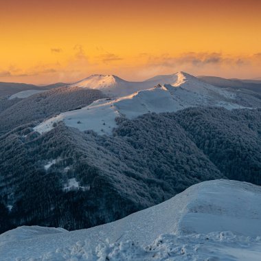 Poonina Wetliska üzerinde ikonik Chatka Puchatka ile kış günbatımı