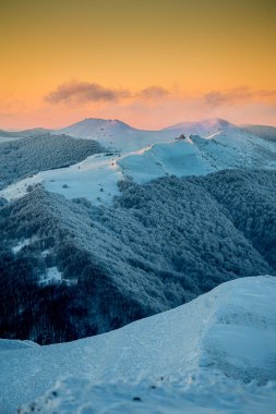 Poonina Wetliska üzerinde ikonik Chatka Puchatka ile kış günbatımı
