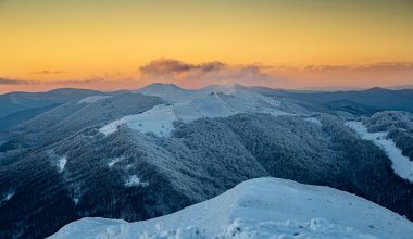 Poonina Wetliska üzerinde ikonik Chatka Puchatka ile kış günbatımı