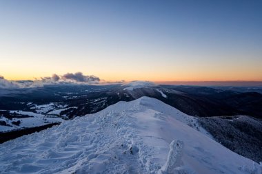 Poonina Caryska 'dan Poonina Wetliska' ya doğru mavi saat manzarası