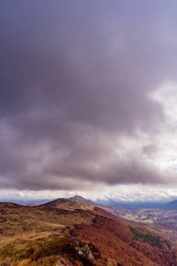 Bieszczady 'de sonbahar manzarası Bulutlu ve rüzgarlı bir günde ıslak, çamurlu bir dağ yolu.