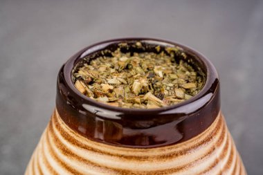 Demlenmiş yerba mat yaprakları seramik kabak yakın çekim