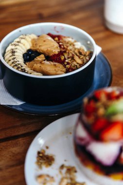 Yulaf ezmesi kaseli sağlıklı kahvaltı.