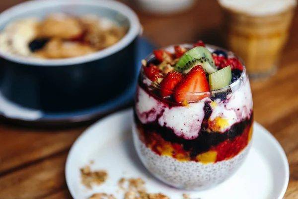 Sağlıklı kahvaltı, chia çilekli puding, yulaf ezmesi kasesi