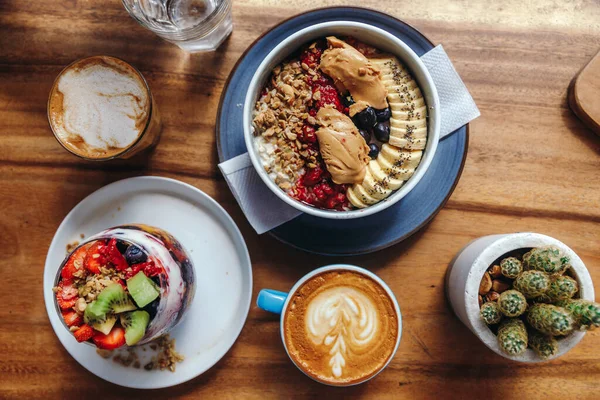 Hälsosam frukost med chiapudding, havregryn skål och en kopp cappuccino Royaltyfria Stockfoton