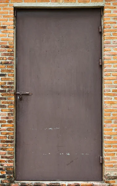 Stalowe drzwi na mur z cegły. — Zdjęcie stockowe
