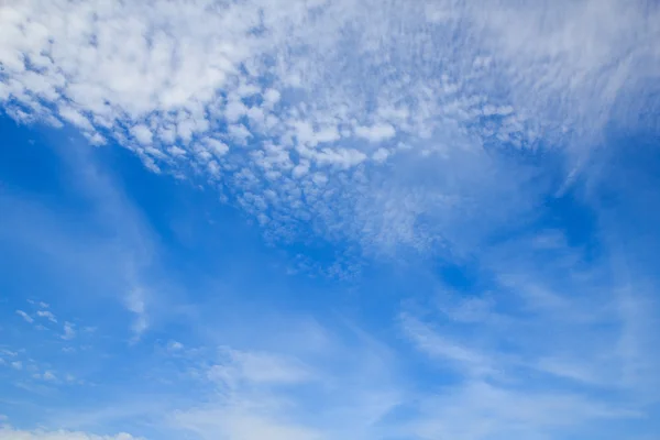 Mavi gökyüzünde bulutlar geniş sahne.