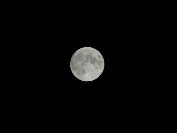 イタリアのジェノヴァ 2020年9月25日 夜のジェノヴァの街の満月の素晴らしい写真を背景に いくつかの星と素晴らしい澄んだ空 — ストック写真