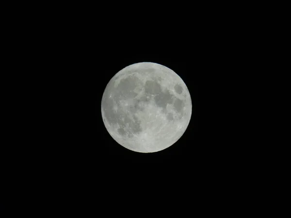 热那亚 意大利 2020年9月9日 在热那瓦市上空拍摄的一张令人惊奇的全月照片 它的背景是一片晴朗的天空 还有一些星星 — 图库照片