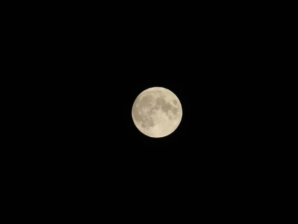 イタリアのジェノヴァ 2020年9月25日 夜のジェノヴァの街の満月の素晴らしい写真を背景に いくつかの星と素晴らしい澄んだ空 — ストック写真