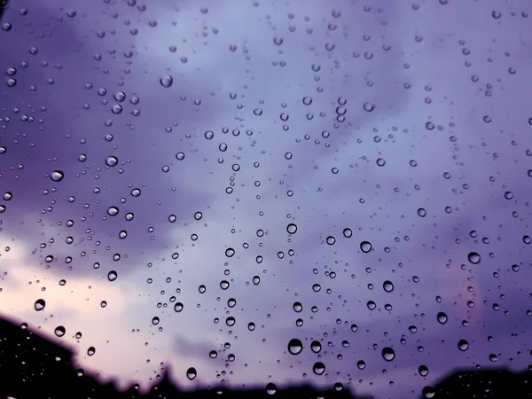 イタリアのジェノヴァ 2020年10月22日 雨がガラスの背景に降ります 雨が窓に降ります 雨の後の秋の隠れた夕日 — ストック写真