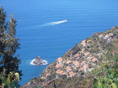 Liguria, İtalya - 06 / 15 / 2020: Yaz günlerinde güzel manzarayla ünlü yerleri gezmek. Mavi gökyüzü ve suyun inanılmaz bir başlığı..