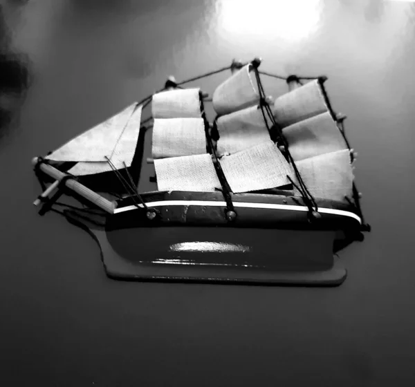 Barco Vela Feito Mão Sobre Mesa Fundo Preto Branco — Fotografia de Stock